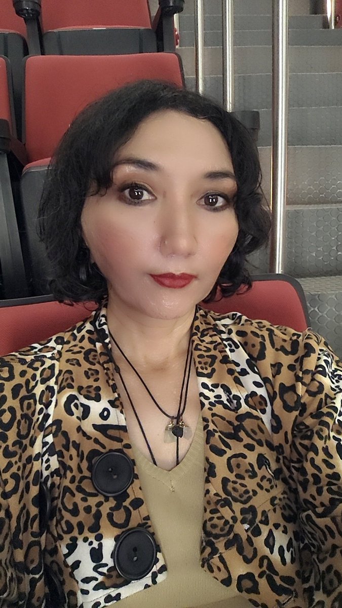 Ya instalada para ver "Mentiras: el musical* con Mariana Treviño con todo y outfit lupitesco.