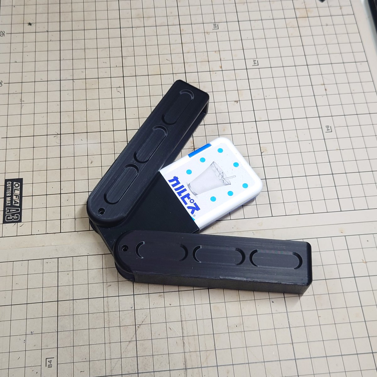 yama_guns's tweet photo. バタフライ ミンティアケース
バタフライナイフっぽいミンティアケースを作ってみました。
これは、なかなか楽しいですね。 https://t.co/h3KEwifOsk