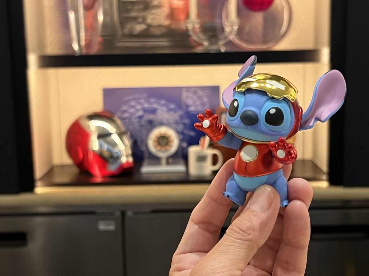 マーベルxスティッチのコスビ。
香港ディズニーのハリウッドホテル内にあるマーベルテーマのラウンジでそれぞれのアイテムと一緒に撮影しました。
ただこのラウンジスパイダーマンのアイテムだけないんですよ...
バーカウンターの後ろにアークリアクターが有ったので、アイアンマン