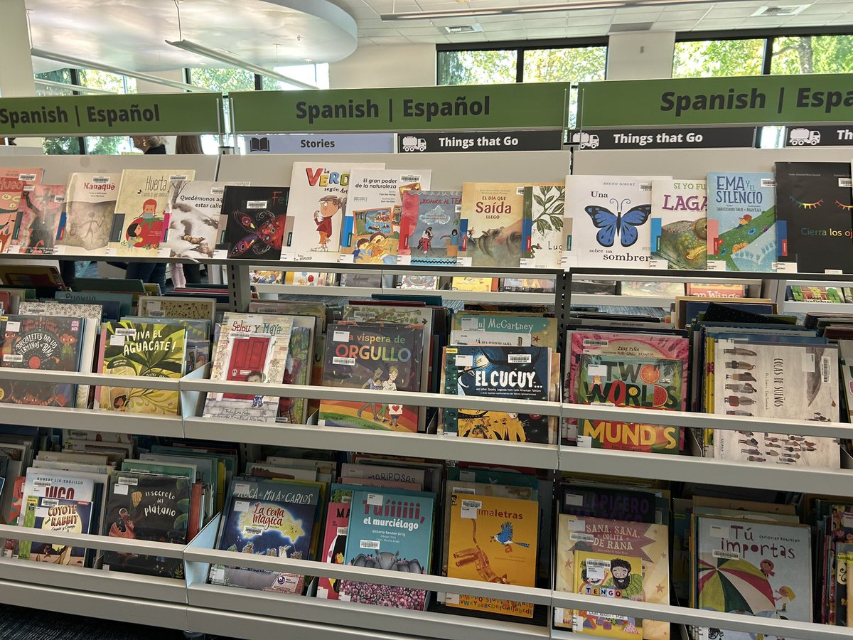 quesnelc's tweet image. Agradezco a la directora de la biblioteca pública Brookwood de la @CityofHillsboro por dedicar un importante espacio en el área infantil a textos 📕 en español, algunos de ellos donados por @Consulmexpot, y promover la enseñanza de nuestra hermosa lengua! #EspañolParaTodos