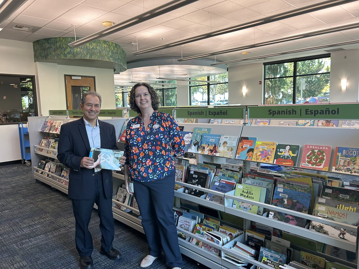 quesnelc's tweet image. Agradezco a la directora de la biblioteca pública Brookwood de la @CityofHillsboro por dedicar un importante espacio en el área infantil a textos 📕 en español, algunos de ellos donados por @Consulmexpot, y promover la enseñanza de nuestra hermosa lengua! #EspañolParaTodos