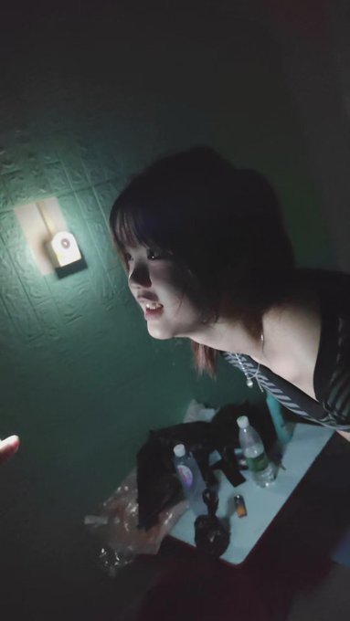 #站街 #扫街 
佛山镇安一制衣厂附近小巷子的下半夜依旧人山人海，原来是有好货，嫩妹只要200。