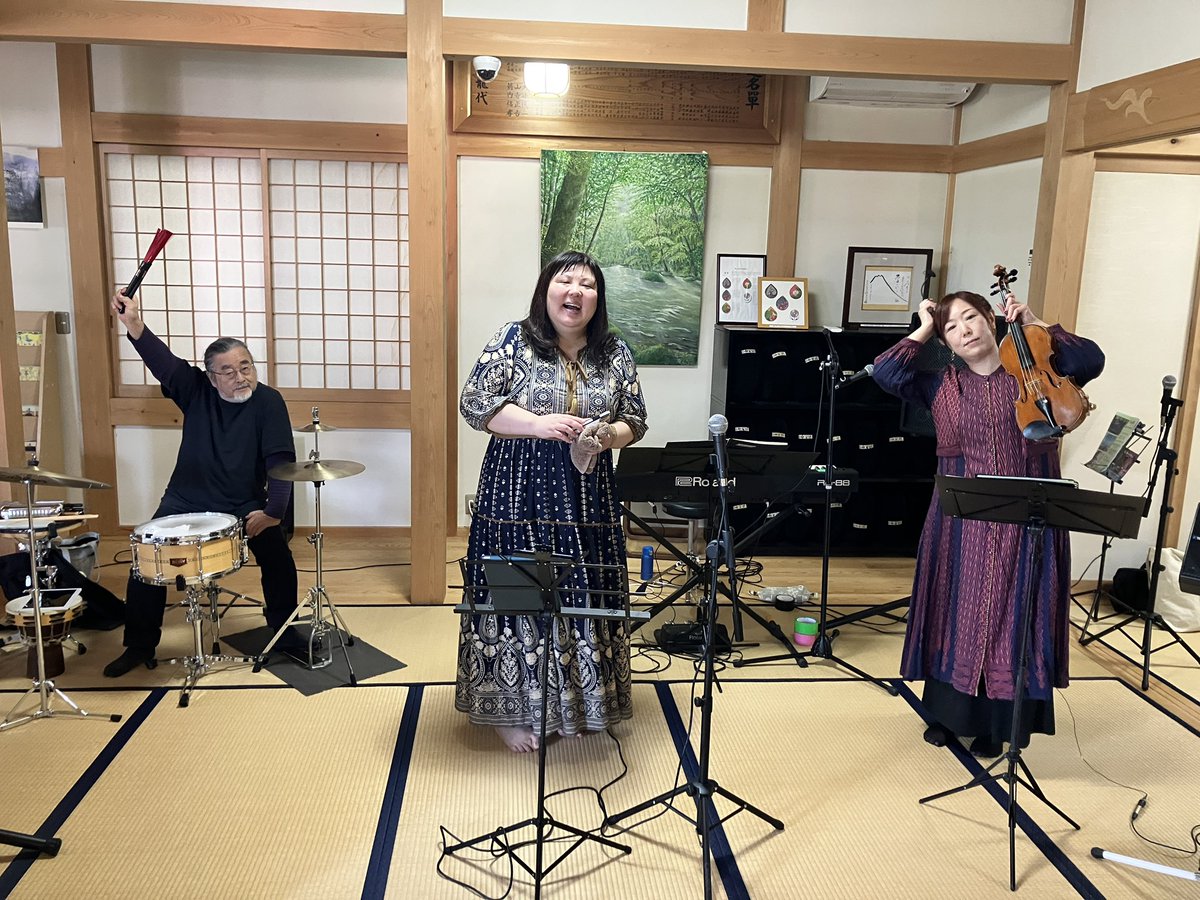2025/10/18
須賀川市金剛院にて
民謡歌手　藤沢しげみ
バイオリン　草野美香
ドラム　佐久間武彦
ピアノ　藤野恵美
でのステージでした。
お寺ライブは心もスッとして演奏する側も癒されております。
とても良き時間でした！