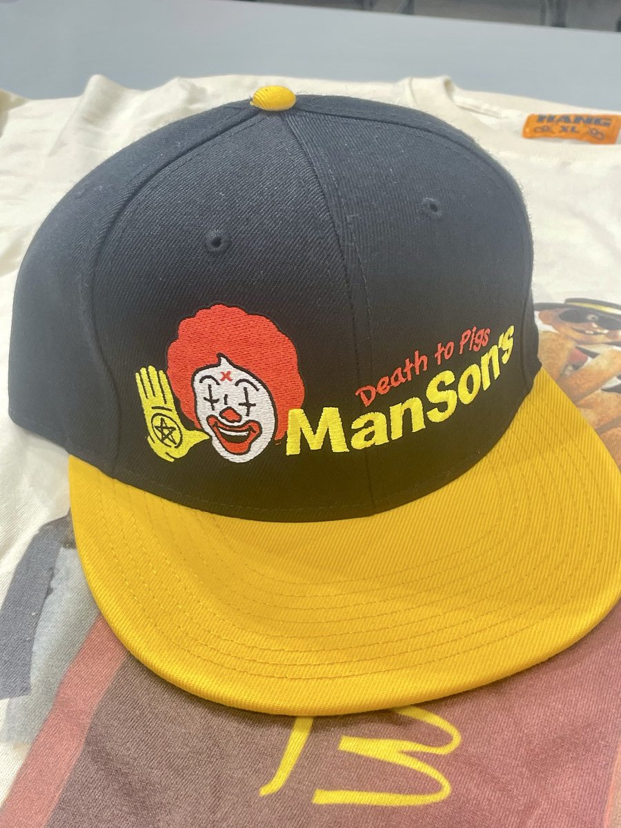 kamitora125's tweet photo. #世にも奇才なteeの世界　
今年33着目　

HANGさんから素敵なSETを購入。

Mのマークのバーガー屋ではなく
「13」という不吉な数字のバーガー屋さん。
#HANG
#犯具
#silkscreenprinting
#silkscreen #artanddesign
#bootleg
#Tee #contemporaryart #ブート
#Tシャツ #シルクスクリーン
#bootcouture https://t.co/eQWbL6zA96
