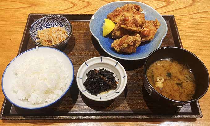 土鍋で炊くご飯で、有名な
当店の近くにある
『恵比寿 土鍋炊ごはん なかよし 本店』さんで、
ランチを頂いてきました。

shikinodaidokoro.co.jp/ebisu-nakayosh…

定番、唐揚げ定食を注文。
ふっくらご飯で、ご飯のおかわりは無料。

お腹一杯頂いてきました。