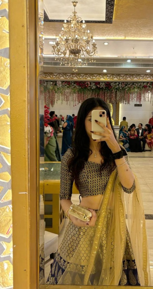 अब नज़रों का भी अपना एक इश्क़ है,
जो बस तुझसे शुरू होकर तुझ पर ही खत्म होता है...❤️❤️