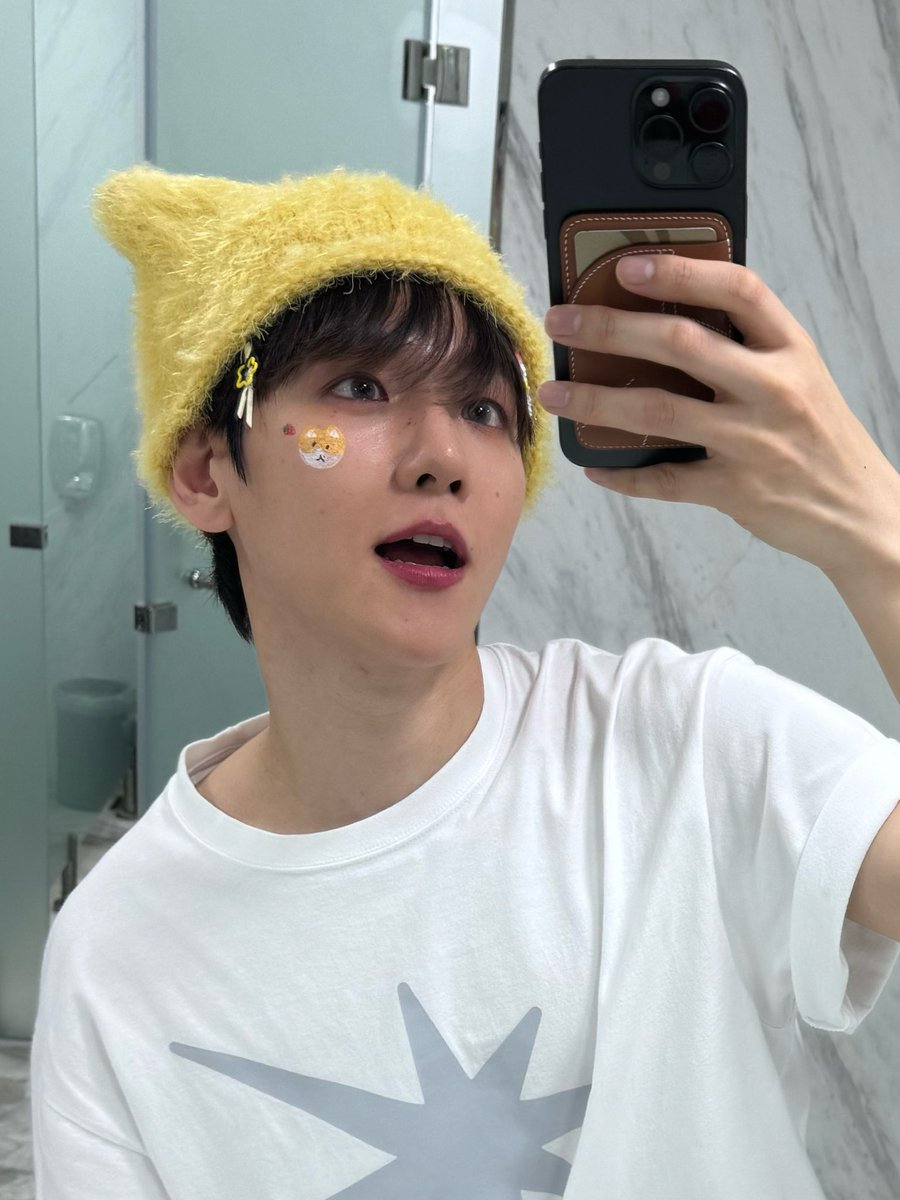 큥꾸 백현이 거울 셀카 in Manila

2025                                                    2024
Reverie                                     Lonsdaleite