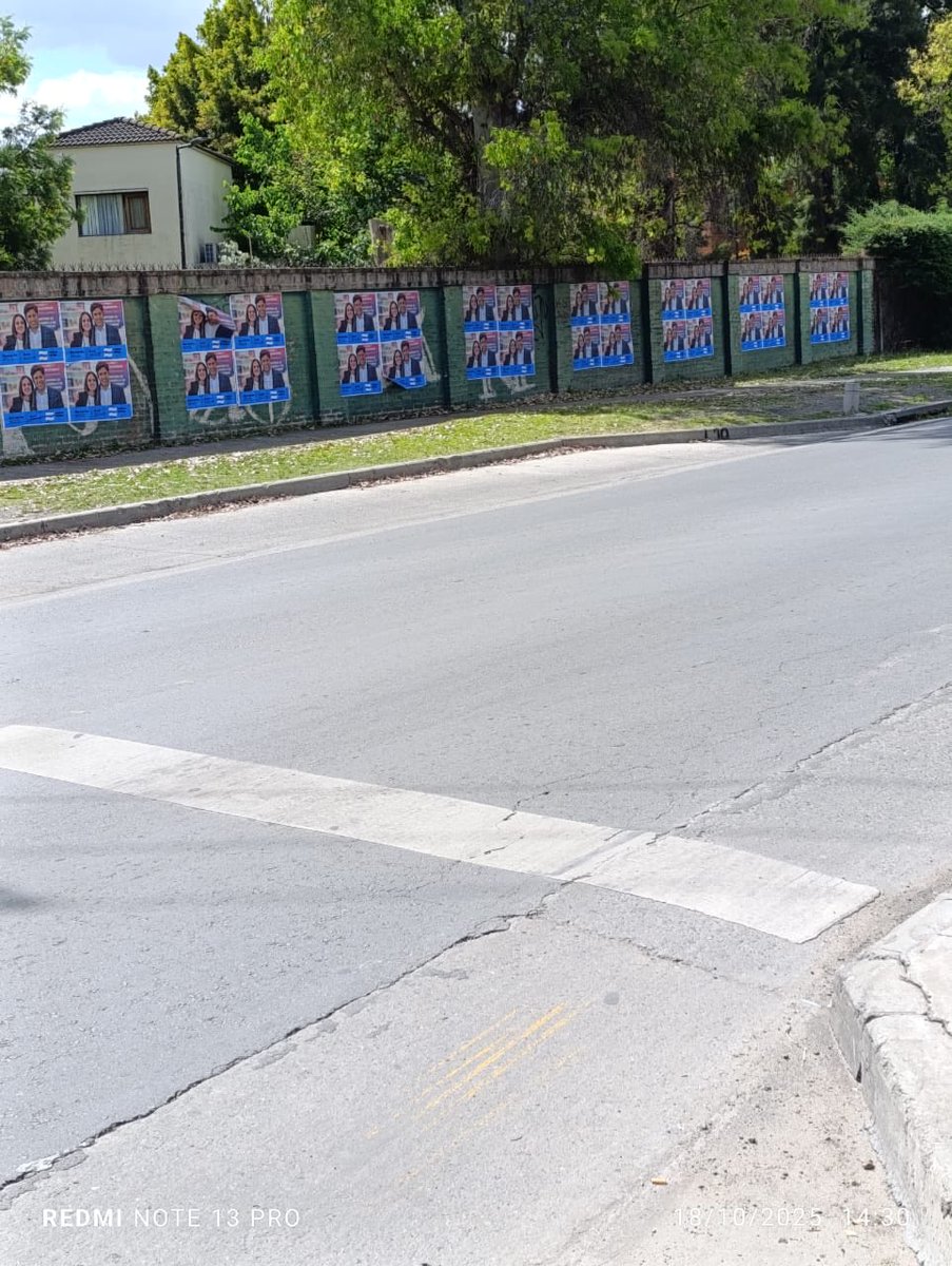 ADBAIRES_'s tweet photo. Ver tan sucia la ciudad donde nací y me crié duele. Después de las elecciones dejan todo sucio y no se acercan a despegar nada. No ayudan a mantener a San Miguel limpio, ¿así de sucia tienen su casa? ¿Pegan carteles en la cocina también? Hagan algo #kicillof #sanmiguel https://t.co/kkchatOl1d