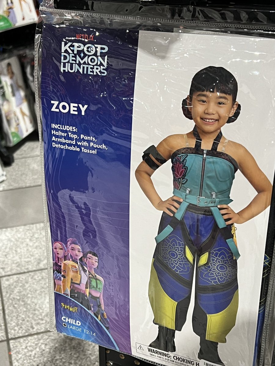 할로윈 의상 샵에 케데헌 조이 코스튬 모델이 아시아인 어린이고 포즈도 너무 당당 귀여워서 마음이 좋았어