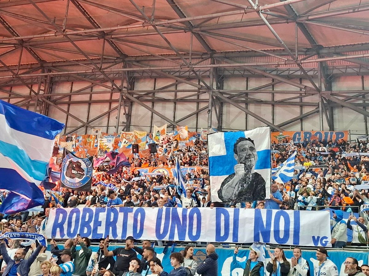 MassiliaZone's tweet image. La banderole du virage sud pour le coach De Zerbi 🤩.