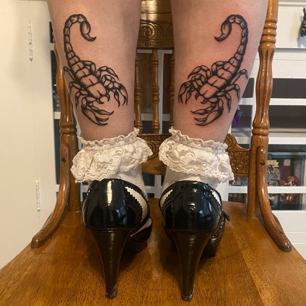 pr1ncessviscera's tweet image. hand poked by my roomie ♡