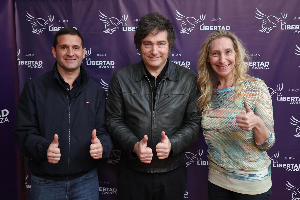 El Presidente JAVIER MILEI junto al candidato a diputado nacional por Tucumán, Federico Pelli. <a href="/pellifederico/">Federico Agustín Pelli</a> y la Secretaria <a href="/KarinaMileiOk/">Karina Milei</a>

No hay punto medio: LA LIBERTAD AVANZA o la Argentina retrocede. 🇦🇷✨️💜
