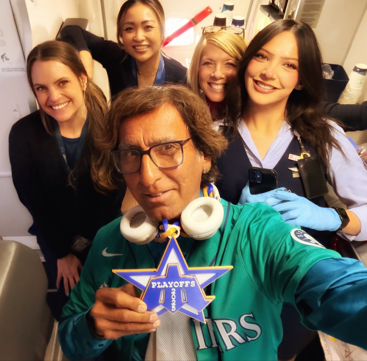 Da Captain is flying to Toronto to watch the @mariners beat the <a href="/BlueJays/">Toronto Blue Jays</a>  after a crazy night at <a href="/TMobilePark/">T-Mobile Park</a>. Thanks for the amazing crew <a href="/AlaskaAir/">Alaska Airlines</a>