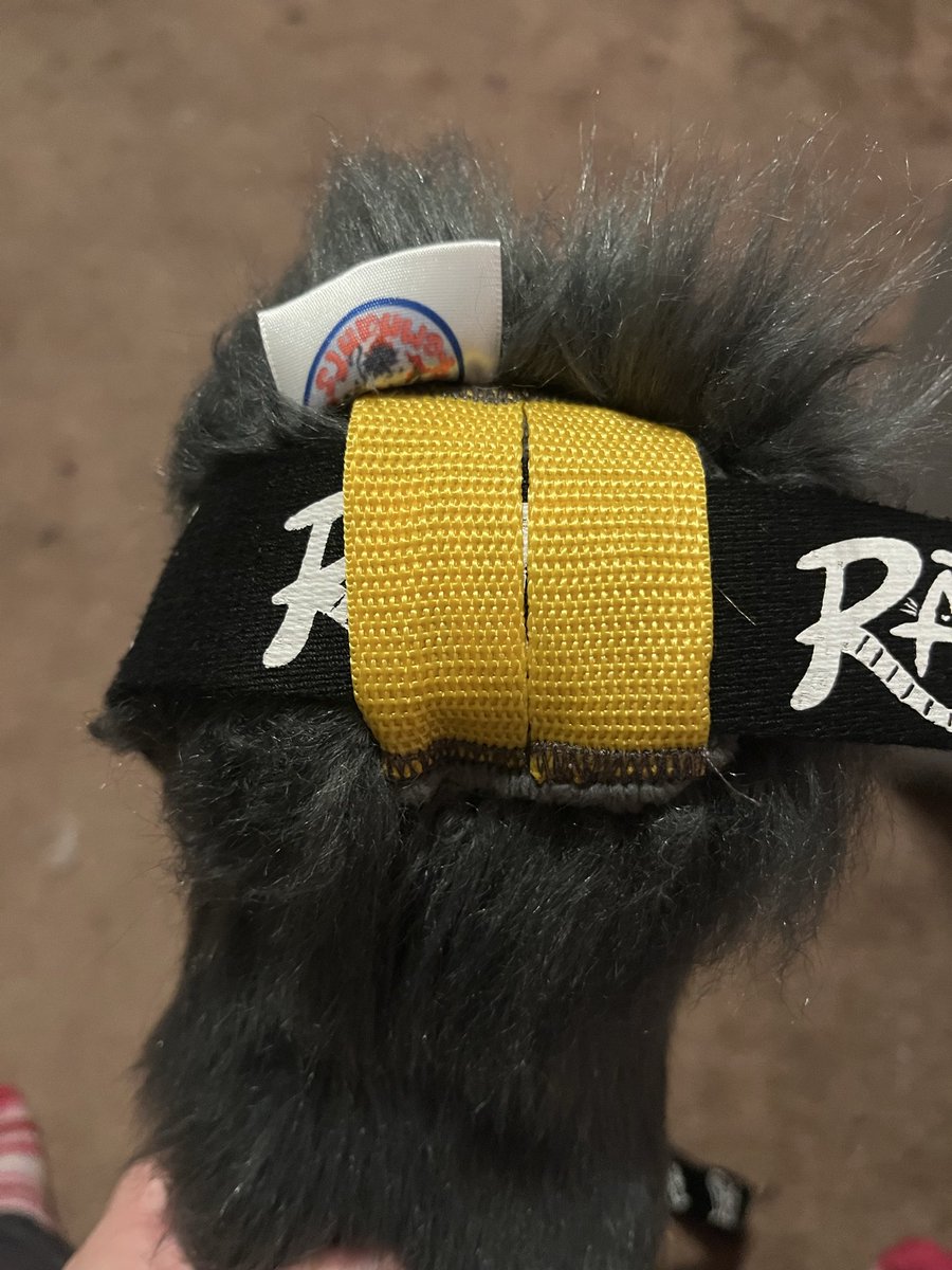 ⭐️Finished tail for an upcoming premade collaboration!

⭐️Made with gray, yellow, orange and white luxury shag, then black sparkle fur tip!

⭐️Also features a squeaker in the tip!

⭐️Anyone wanna try to guess what cute creature <a href="/PlushButtons_/">Plush Buttons 🔜 NYFB Dealers</a> and i are cooking up?👀🎃