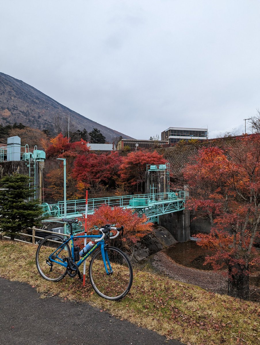 雄大な湖のほとりにあるこのちまっとした施設。私に言わせりゃこちらがご本尊なのですが、言われないとわからない様なところにあり観光客を見かけることはありません。でも日光の名瀑「華厳の滝」の水量だって、こいつの匙加減ひとつなのです。
皆さんおはようございます。

2023年11月4日　中禅寺ダム
