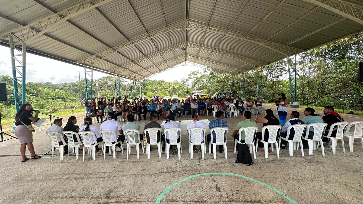 CONAIE_Ecuador's tweet photo. 🔴 #URGENTE | Decisiones de la @confeniae1

En Asamblea Extraordinaria autoconvocada por los presidentes de las nacionalidades base de la #CONFENIAE, con la presencia de Marlon Vargas y dirigentes del Consejo de Gobierno de la #CONAIE, las nacionalidades amazónicas resolvieron declararse en movilización permanente por la defensa del territorio, la vida y los derechos colectivos.

La Asamblea resolvió:
- Mantener la movilización constante frente al abandono estatal y la devastación petrolera y minera.
- NO a la consulta popular y la constituyente, por atentar contra los derechos conquistados.
- Expresar solidaridad con Imbabura y condenar la represión y el cierre de radios comunitarias.
- Rechazar la ronda petrolera suroriente y el catastro minero.
- Desconocer a la CTA y la Secretaría de Pueblos, por dividir y debilitar a las organizaciones amazónicas.

https://t.co/fGmlXyw3qq

#Confenaie #Conaie #ParoNacional2025 #NoALaConsulta