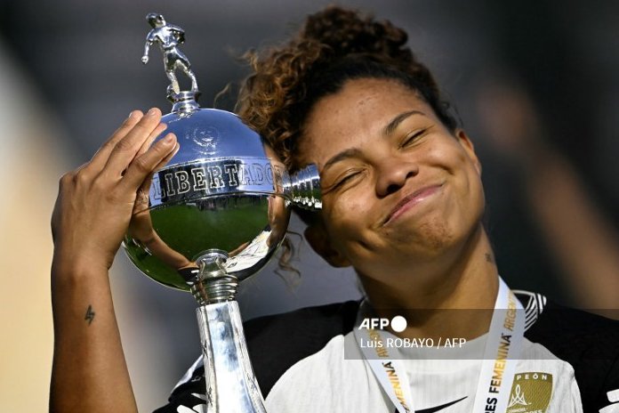 DAYANA RODRÍGUEZ y el trofeo de la Copa Libertadores femenina. Foto: <a href="/LuisRobayo/">Luis Robayo</a> / #AFP / <a href="/AFP/">AFP News Agency</a> <a href="/AFPespanol/">Agence France-Presse</a>