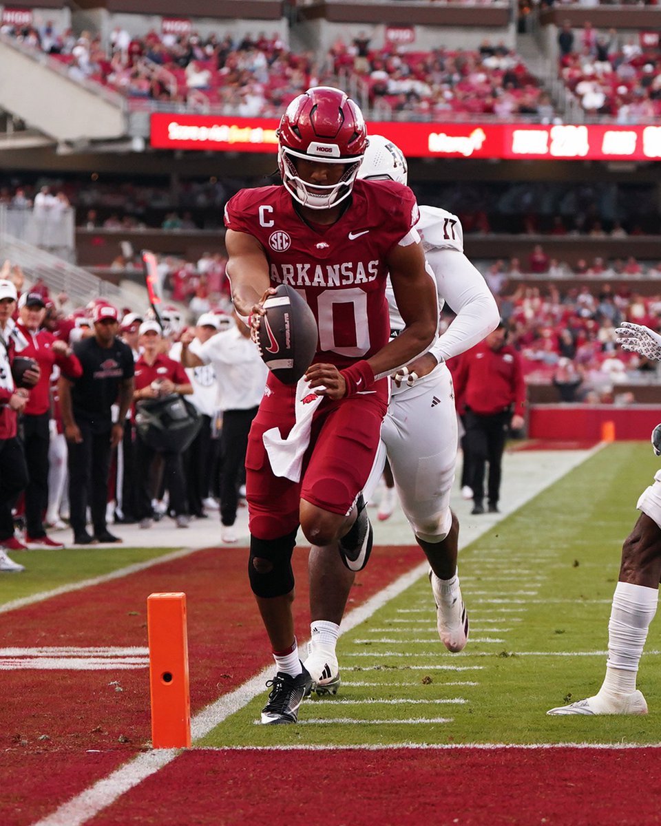 RazorbackComms's tweet image. Courtesy of a 27-yard rushing touchdown in the second quarter, QB Taylen Green moved into a tie for fifth in career rushing touchdowns by an Arkansas QB with 12 alongside Brad Taylor (1981-1984) and Greg Thomas (1984-1987).