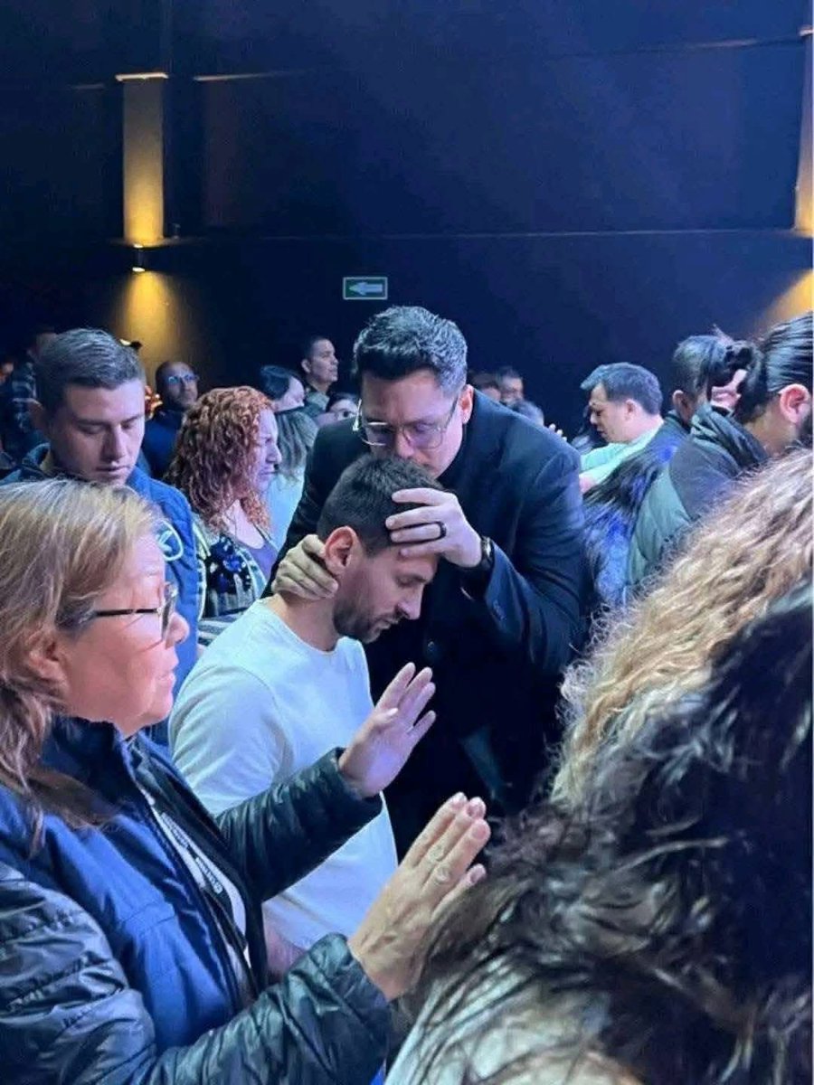 vdmempire's tweet image. Breaking News🚨
Leo Messi has received Jesus Christ as his lord and savior. He has vowed to acknowledge Christ and preach his words to the whole world .
Leo has EVERYTHING one can wish for but still couldn’t play with God . This is for you who think those who pray or…