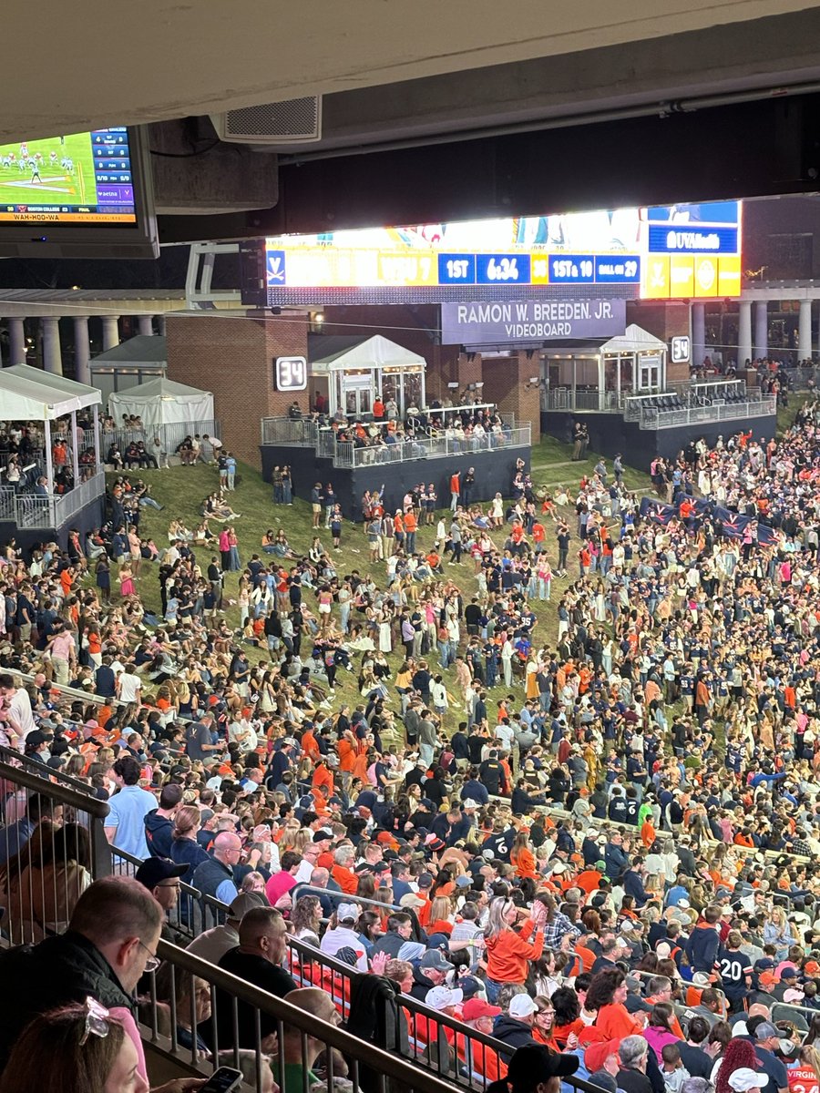 HooHaul's tweet photo. @ADWilliamsUVA @ericward_7 @UVAFootball 

Let the students in the game! Take down the walls!  No other students in America have to wait in line like this to see their team play. Stop the madness!!! https://t.co/KonR1TjjwZ
