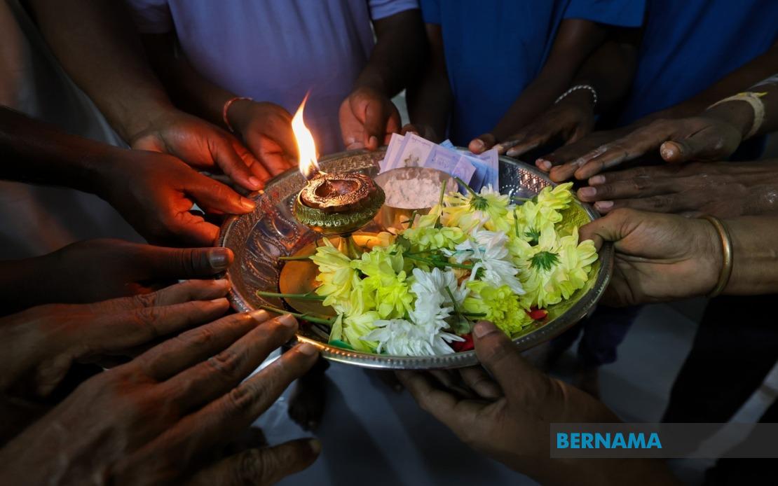 Bernama_Radio's tweet image. #ICYMI Sambutan #Deepavali tahun ini jadi simbol kekuatan, perpaduan serta kemajuan komuniti India di Malaysia; serta sinar 'puthiya nambikei' atau harapan baharu kepada komuniti India - Timbalan Menteri KUSKOP

bernama.com/bm/am/news.php…