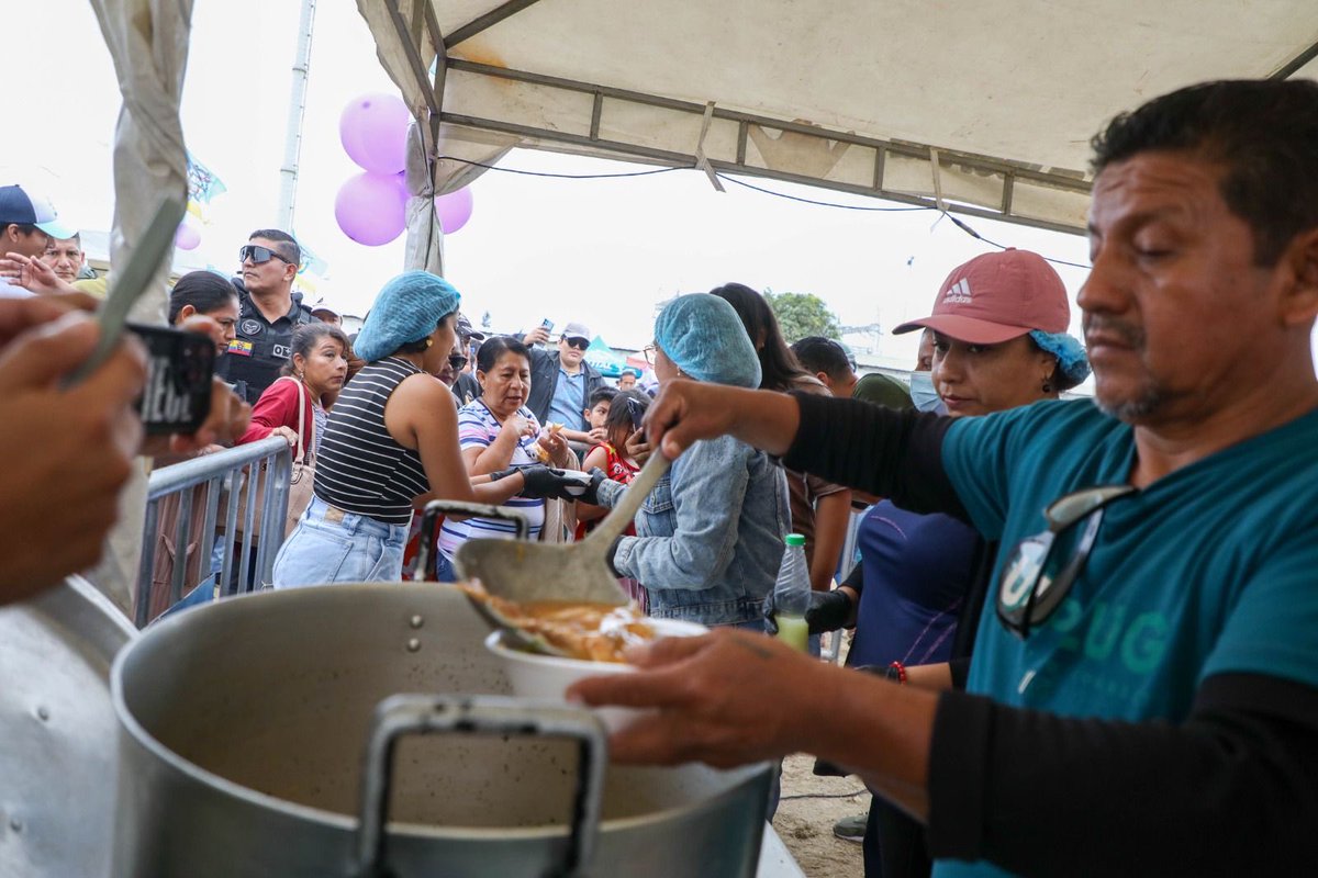 En #LaLibertad llevamos adelante una Brigada Social con la Alcaldía del cantón.
La articulación entre el Gobierno Nacional y la Alcaldía refleja un compromiso conjunto: atender de forma directa a la ciudadanía con servicios y soluciones concretas.
<a href="/DanielNoboaOk/">Daniel Noboa Azin</a> 
<a href="/MinGobiernoEc/">Ministerio de Gobierno Ecuador</a>