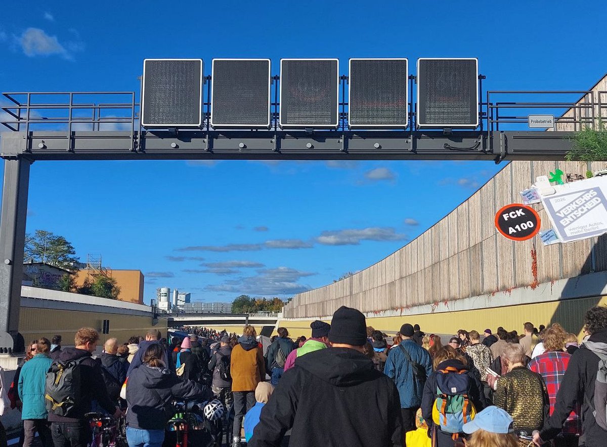 A100stoppen's tweet photo. 🚨 Mega-Stau auf der A100 – verursacht von Fußgängern & Radfahrern! 🚲🚶‍♀️
Und das war kein Zufall.
👉 Hier erfährst Du, warum wir die Autobahn übernommen haben:
🔗 https://t.co/Alb3xcEdc0
Am 18. Oktober 2025 haben Hunderte Berlinerinnen und Berliner die A100 zwischen Sonnenallee und Treptow autofrei gemacht.
Statt Abgasen und Motorenlärm: Musik, bunte Banner, Fahrräder, Kinder, Skates – und ganz viel Energie für eine Stadt, die Platz für Menschen hat. 💚
Wir haben gezeigt, was möglich ist, wenn der Beton wieder uns gehört.
Die Botschaft war klar:
❌ Kein Weiterbau der A100
✅ Mehr Platz für Rad- & Fußverkehr, Grünflächen und Lebensqualität
Diese Demo war ein starkes Zeichen – laut, kreativ, entschlossen.
Aber das war erst der Anfang. ✊

💌 Bleib informiert – abonniere unseren Newsletter:
🔗 https://t.co/5v6jRSUzHH

#A100stoppen #Berlin #Verkehrswende #Mobilitätswende #Demo #A100 #Radverkehr #Berlinbewegt #StadtfürMenschen
