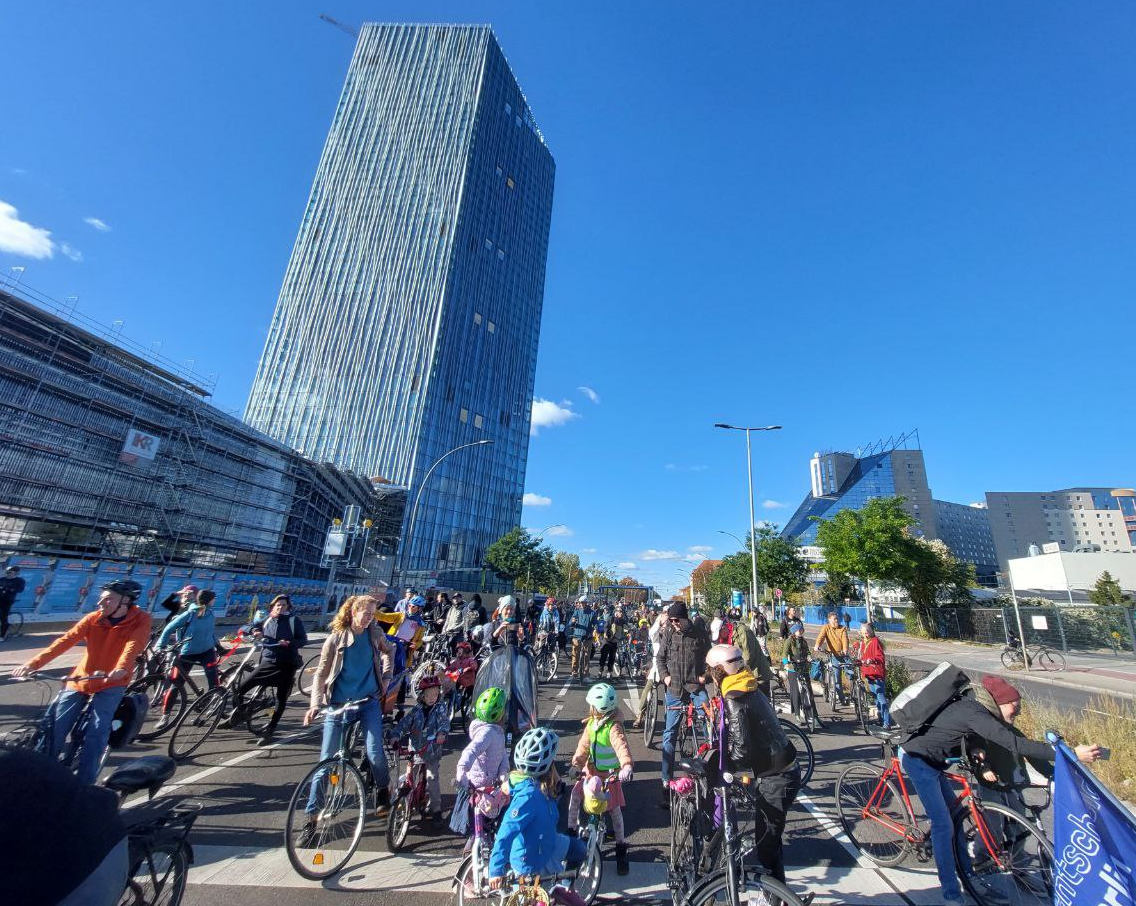 🚨 Mega-Stau auf der A100 – verursacht von Fußgängern &amp; Radfahrern! 🚲🚶‍♀️
Und das war kein Zufall.
👉 Hier erfährst Du, warum wir die Autobahn übernommen haben:
🔗 a100stoppen.de/demo-auf-a100-…
Am 18. Oktober 2025 haben Hunderte Berlinerinnen und Berliner die A100 zwischen Sonnenallee