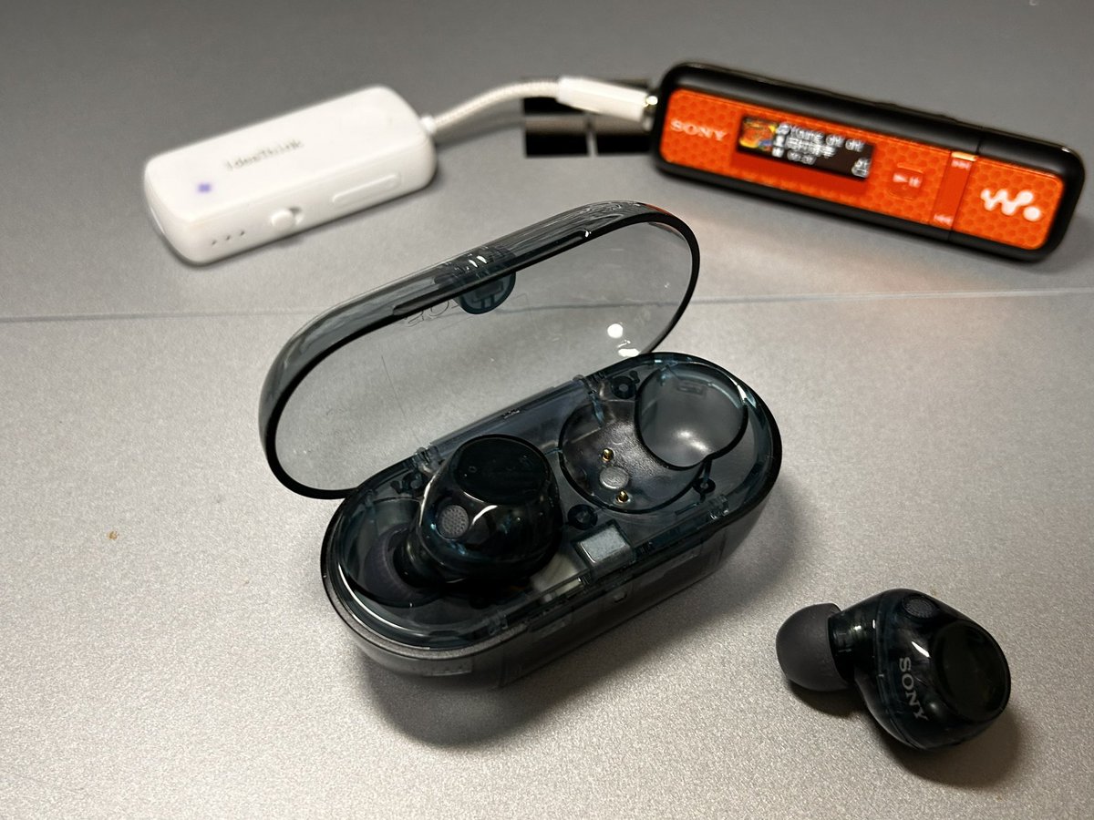 yamanohijp's tweet image. 今年の自分への誕プレが届いた。
S社退社後、毎年ひとつなにか購入しようと思ってはいても… 欲しいものがなく、数年ぶりのささやかな恩返し。
同時に #Bluetooth 送信機も購入し、昔の #walkman を勝手にBT対応にして遊んでる。
15年前？ #少女時代 とか入ってた(^^;;

#SONY WF-C710N
#グラスブルー