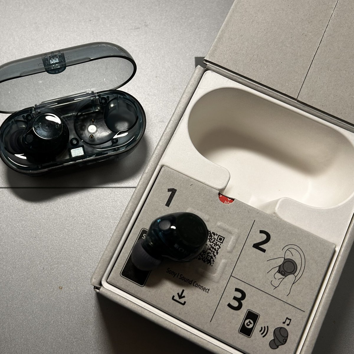 yamanohijp's tweet image. 今年の自分への誕プレが届いた。
S社退社後、毎年ひとつなにか購入しようと思ってはいても… 欲しいものがなく、数年ぶりのささやかな恩返し。
同時に #Bluetooth 送信機も購入し、昔の #walkman を勝手にBT対応にして遊んでる。
15年前？ #少女時代 とか入ってた(^^;;

#SONY WF-C710N
#グラスブルー