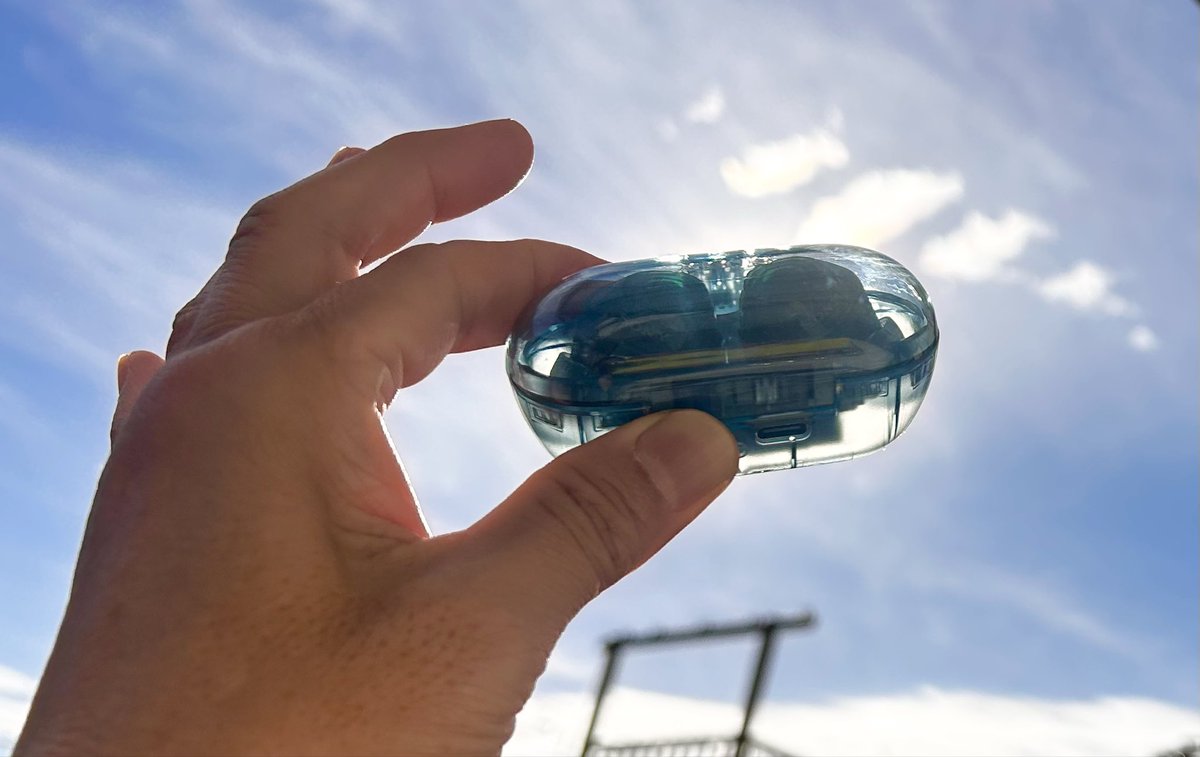 yamanohijp's tweet image. 今年の自分への誕プレが届いた。
S社退社後、毎年ひとつなにか購入しようと思ってはいても… 欲しいものがなく、数年ぶりのささやかな恩返し。
同時に #Bluetooth 送信機も購入し、昔の #walkman を勝手にBT対応にして遊んでる。
15年前？ #少女時代 とか入ってた(^^;;

#SONY WF-C710N
#グラスブルー