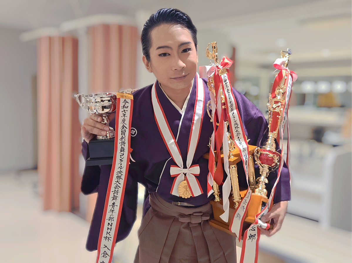 先日のコンクールで全国優勝をいただいた演舞が、YouTubeで公開されました✨️

🪭剣詩舞コンクール決勝 優勝者演舞
youtu.be/v3GQVD-uhOA?si…
31:30～ 詩舞青年の部「和歌・東風吹かば」

ぜひご視聴ください！
#剣詩舞 #壮心流 #入倉慶志郎