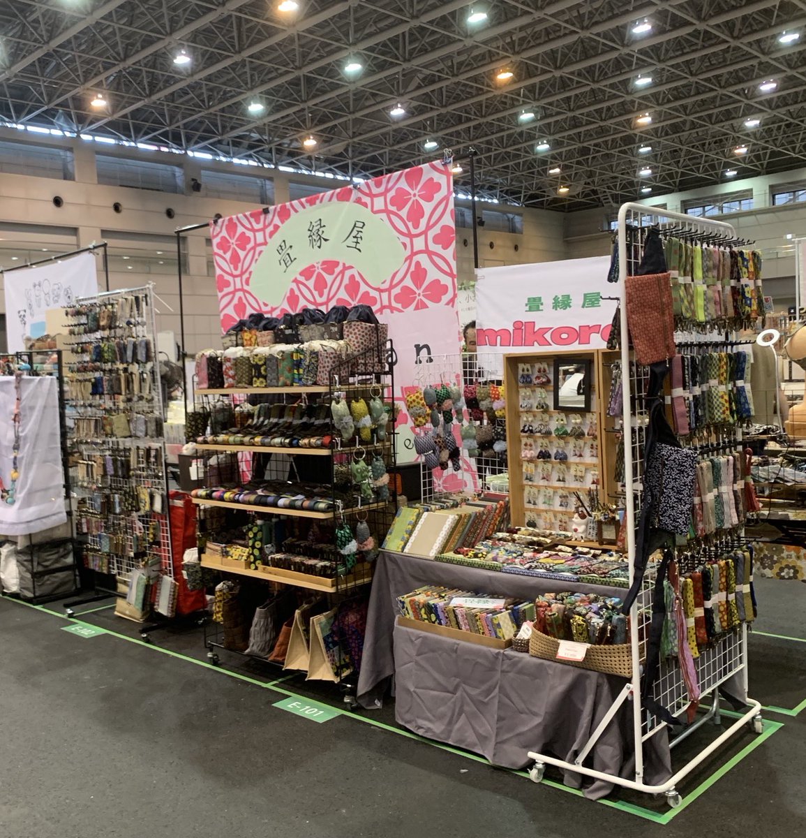 おはようございます☁️

今日10/19は
昨日に引き続き
#静岡ハンドメイドマルシェ
に出店です
ブースNO E101.102

朝おきて
ホテルのカーテンをあけたら
富士山🗻
お部屋にはマッサージ機

ゆっくりしていたいけど
朝ごはんを食べ
会場に向かいたいと思います🤗
#畳縁の可愛さ無限大
#畳縁
#mikoron