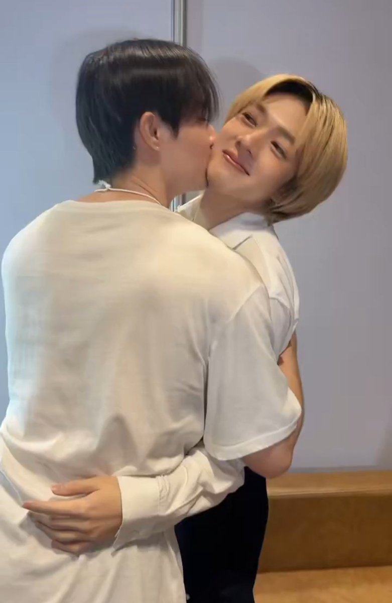 DA_ZeePruk's tweet image. เป็นคู่ที่แสดงความรักได้ตลอด เมื่อก่อนมานโดนชาวเน็ตทั้งรุมด่ารุมแซะจนเกร็งกันไปพักนึงขนาดเดินจับมือกันเห็นกล้องยังต้องรีบปล่อยมือกันเพราะกลัวโดนด่าว่าขายจิ้น แต่ทุกวันนี้พวกฮีเลิกใส่ใจชาวเน็ตแล้วทำตามใจตัวเอง ดีใจมากๆที่พวกฮีปลดล็อคทุกอย่างได้ มีความสุขกันมากๆน้า🤏🥹
#ZeeNuNew