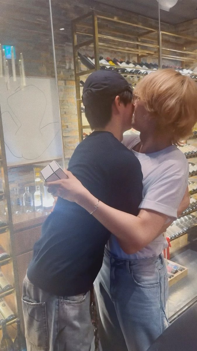 DA_ZeePruk's tweet image. เป็นคู่ที่แสดงความรักได้ตลอด เมื่อก่อนมานโดนชาวเน็ตทั้งรุมด่ารุมแซะจนเกร็งกันไปพักนึงขนาดเดินจับมือกันเห็นกล้องยังต้องรีบปล่อยมือกันเพราะกลัวโดนด่าว่าขายจิ้น แต่ทุกวันนี้พวกฮีเลิกใส่ใจชาวเน็ตแล้วทำตามใจตัวเอง ดีใจมากๆที่พวกฮีปลดล็อคทุกอย่างได้ มีความสุขกันมากๆน้า🤏🥹
#ZeeNuNew