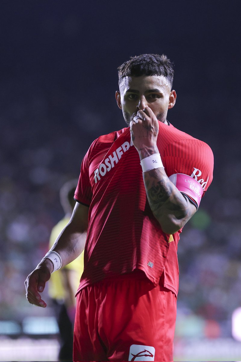 R0Master's tweet image. QUE SOBRADO COBRO ALEXIS VEGA, ERES EL MEJOR JUGADOR DE LA LIGA MX, EL PUTO AMO. 

EL CANTERANO DE ORO