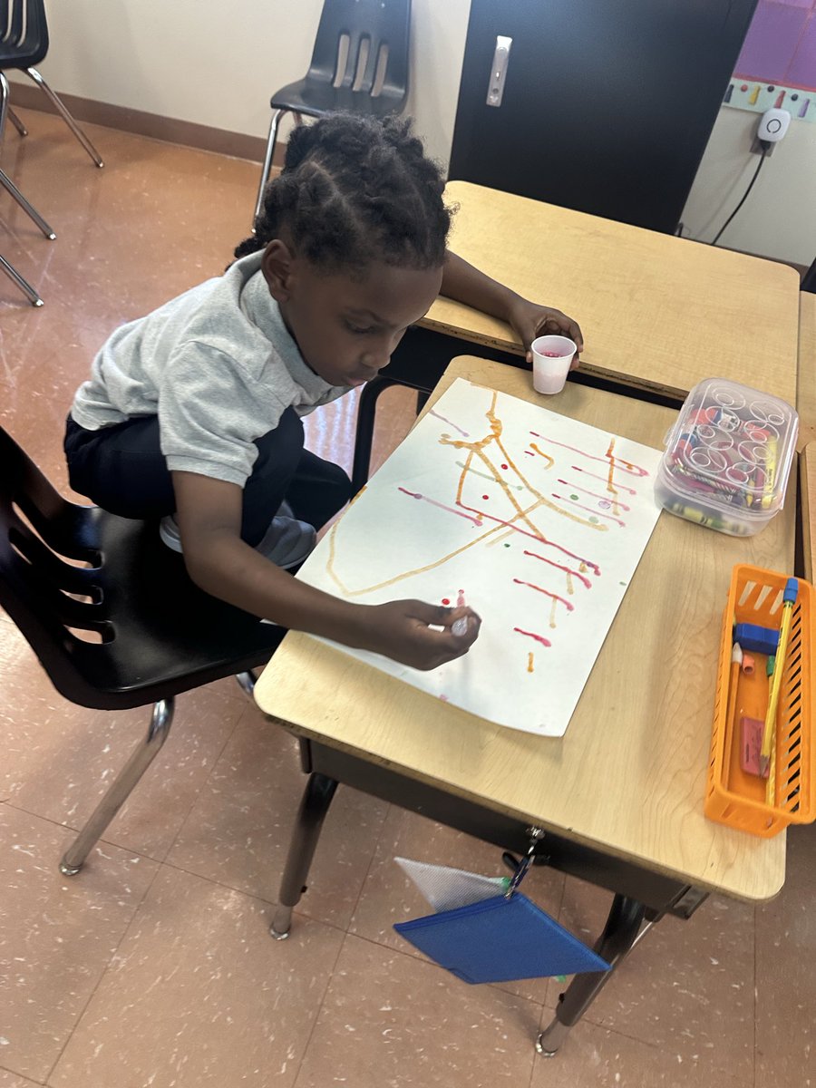 One of my personal favorite days: Gravity Art! 🎨🫟🖌️⬇️
Love it when creativity, fine motor skills, and science standards combine! 
❤️Big thanks to <a href="/HCPSElemScience/">HCPSElemScience</a> and <a href="/WeAreHAEST/">HAEST</a>  for these lessons!