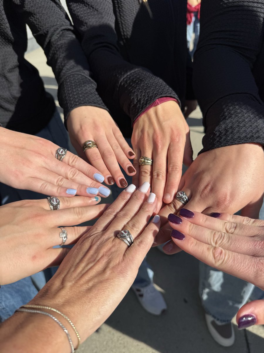 Celebrating our 2025 women’s outdoor A-10 title 💍

#Flagship 🚩