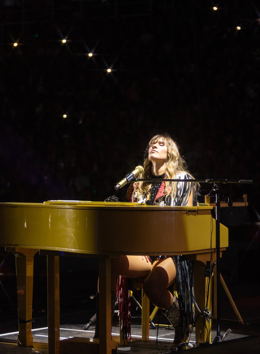 haashoficial's tweet image. Poder celebrar los 60 años de las #FiestasDeOctubre de una manera tan memorable… ¡no hubiéramos podido pedir más! 🙌✨
Gracias a todos los que hicieron esta noche taaan mágica ✨; a quienes entraron al foro y a los que se quedaron afuera cantando y dándonos todo ese amor. 🙏🏻🥰…
