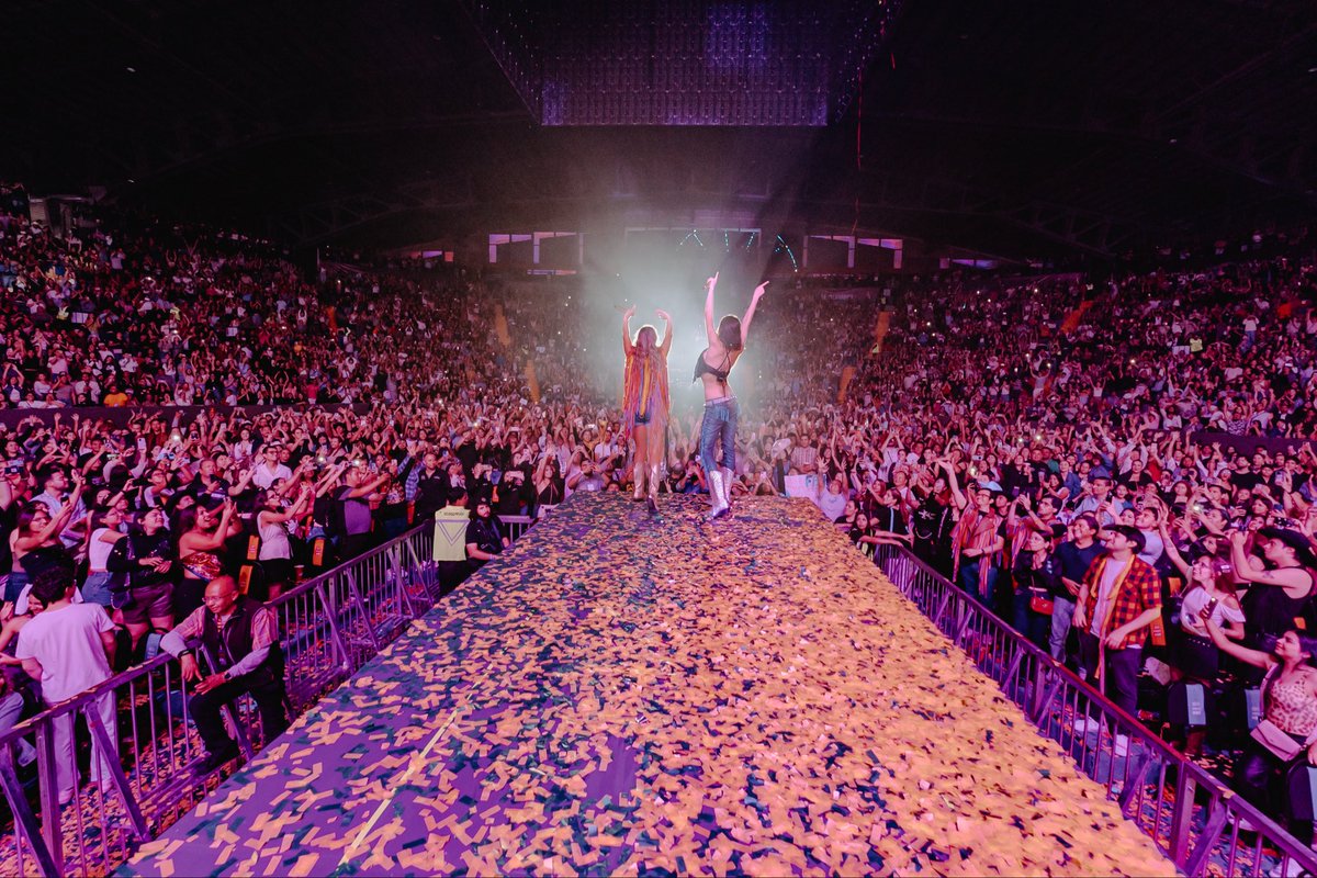 haashoficial's tweet image. Poder celebrar los 60 años de las #FiestasDeOctubre de una manera tan memorable… ¡no hubiéramos podido pedir más! 🙌✨
Gracias a todos los que hicieron esta noche taaan mágica ✨; a quienes entraron al foro y a los que se quedaron afuera cantando y dándonos todo ese amor. 🙏🏻🥰…