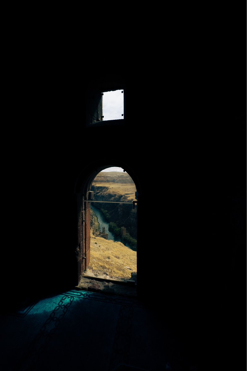 vsco's tweet image. Architecture offers built-in frames for the world around us.
Have a photo that uses structure in a similar way? Share it below.
Discover more here: vs.co/Jg7o/hb44qic0
Images by miguelsainz and saosyant