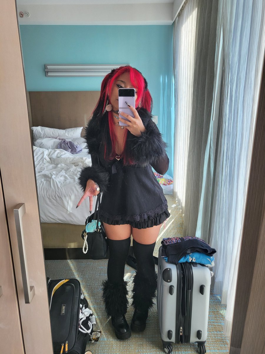 Omw to the vtuber meet up! 💅💖