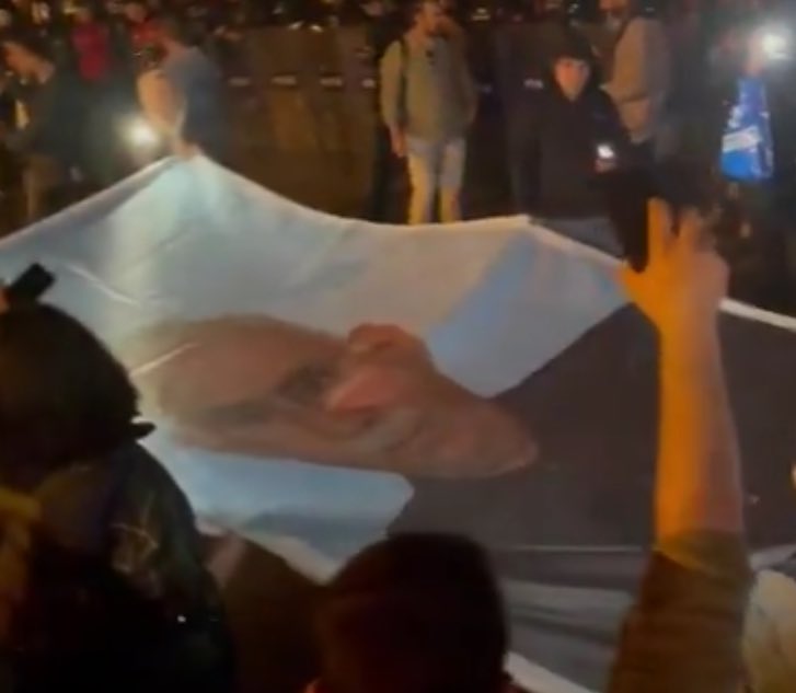 Soldaki Ayberk Ünlü. Saraçhane’de Türk Bayrağı salladıktan sonra gözaltına alınıp tutuklandı. Derslerinden geri kaldı.

Sağdaki Diyarbakır’daki göstericiler. Polisin önünde Öcalan posteri açmasına rağmen gözaltına dahi alınmadılar.

Bu tweeti “Türkiye hukuk devletidir” diyenlerin