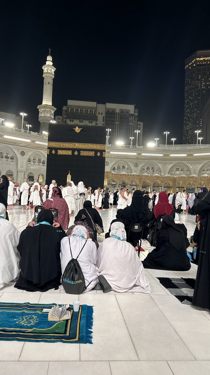 اللهم قد مضى على فراق أبي شهران، وسجادته ما زالت تعبق بذكره،
وقرآنه ما زال شاهدًا على صوته وطمأنينته،
اللهم اجعل له في كل لحظةٍ تمرّ نورًا في قبره،
وراحةً لروحه، وسعةً في مثواه،
اللهم اجعل سجادته شاهدةً له لا عليه،
وقرآنه شفيعًا له يوم يلقاك،
وبلّغ روحه سلامي ودعائي وحبّي 🤍