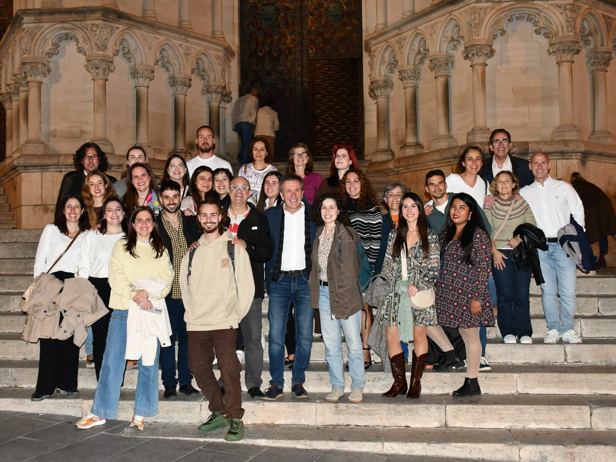 Acabamos el dia con una visita nocturna por el casco histórico de Cuenca.
¡Vaya grupazo!
¡Mañana más!