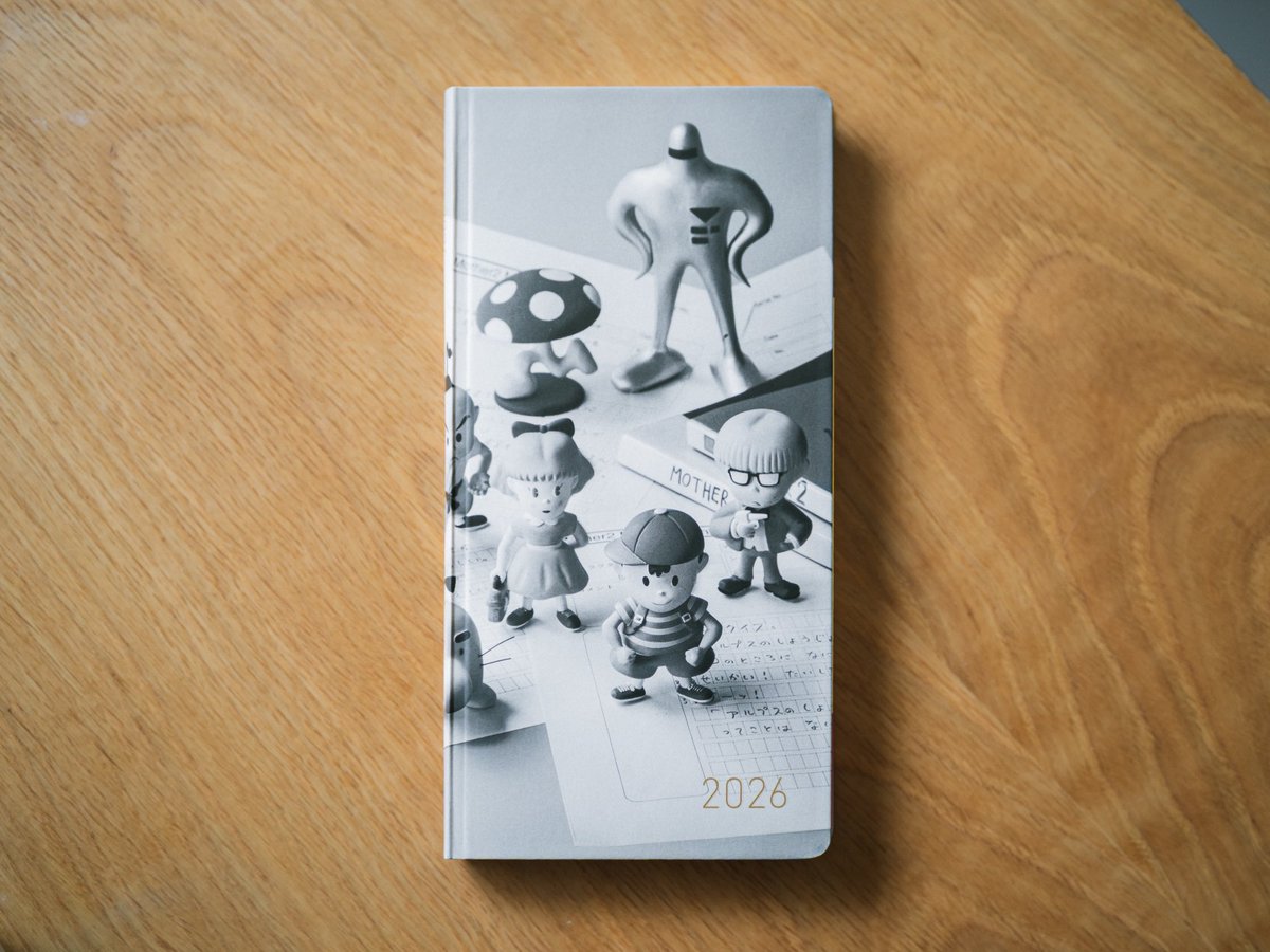 hatanohiroshi's tweet photo. ほぼ日手帳アプリが人気ですが『MOTHER2のひみつ。』の表紙の写真がほぼ日手帳になってます。ぜひ。ぼくが撮影しました。

キャラクターの足の裏に練り消しをつけて、カメラから見えないように背中に支えをつけて、倒れな��ように撮影しました。

ほぼ日手帳アプリもおもしろい！！ https://t.co/p4WCBvqaxa