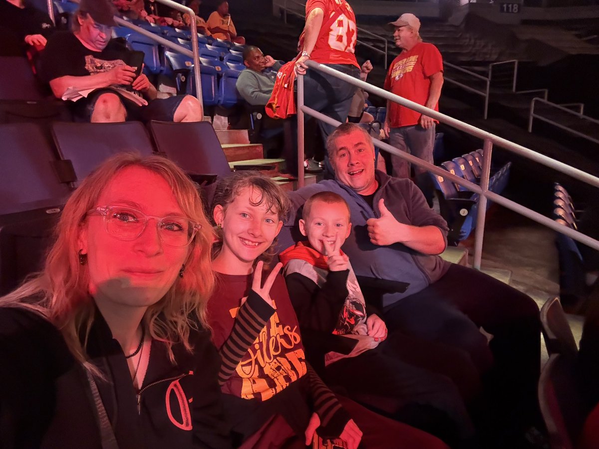 MsAAshley's tweet photo. Family fun night out. #AEWWrestleDream https://t.co/2AT8JxB4EZ