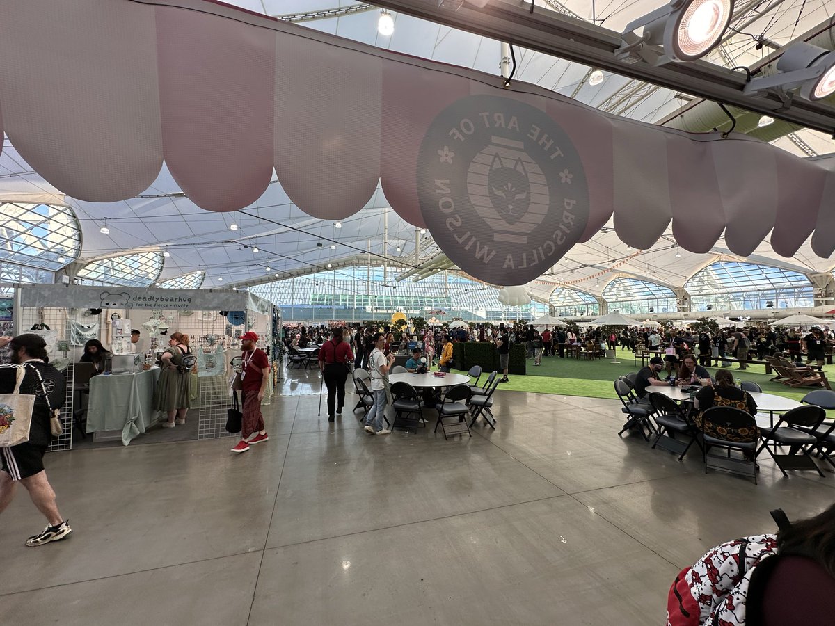 CSSully's tweet image. Ever wonder what it’s like to be @valorandvellum?  Here’s her view from Twitch Con!