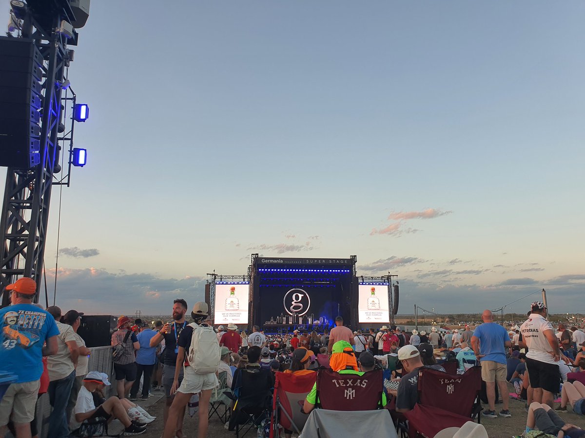 sanch6899's tweet photo. @garthbrooks #AustinTx #AustinGP #F1 https://t.co/aLSi2zuxBY