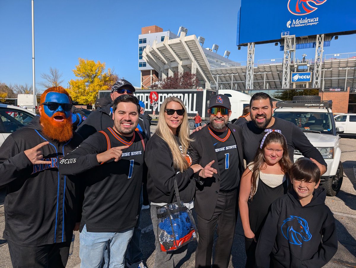 CordialSportFan's tweet photo. HUGE shout out to Happy Teriyaki @HappyTBoise for fueling up @BlueCollarClub. 50+ Chicken Teriyaki Bowls served, new members joining (October numbers are gonna be HUGE). 

Super appreciate @JoelS_BSU for his support. Dude Bleeds Blue! https://t.co/e3Y0Unbs1N